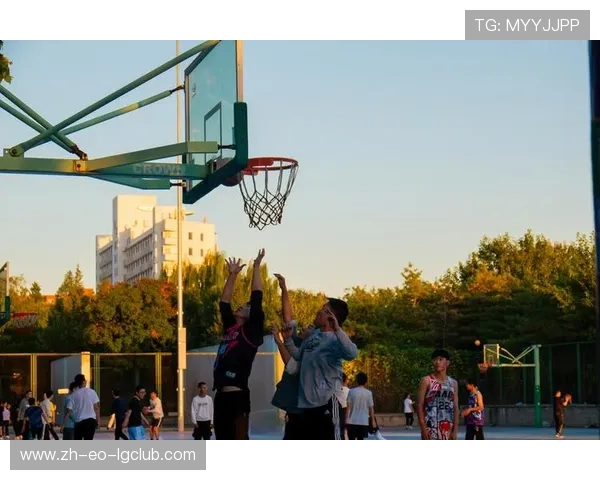 绿茵场的落日余晖里藏着梦碎的呐喊与孤独的荣光 绿茵场的落日余晖里藏着梦碎的呐喊与孤独的荣光